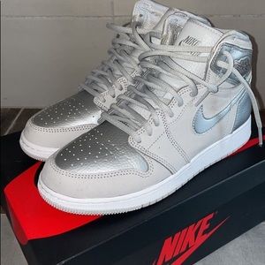 Air Jordan 1 Retro
Color: Metallic Silver